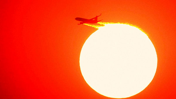 உலகையே சுற்றி வருபவர்களிடம் வினோத பழக்கம்... பைலட்கள் சூரியனை நோக்கி கை நீட்ட மாட்டாங்க... ஏன் தெரியுமா?