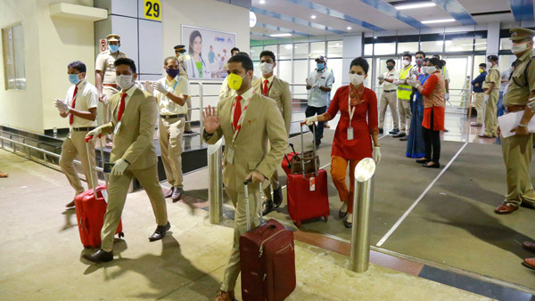 விமானத்தில் ஏறும் வரை இருக்கும்... அதற்கு பின் இருக்காது... விமான பணிப்பெண்களின் ஹீல்ஸ் மாயமாகும் மர்மம்