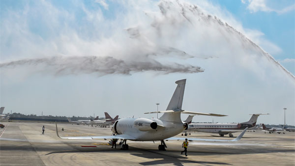 உலகையே சுற்றி வருபவர்களிடம் வினோத பழக்கம்... பைலட்கள் சூரியனை நோக்கி கை நீட்ட மாட்டாங்க... ஏன் தெரியுமா?