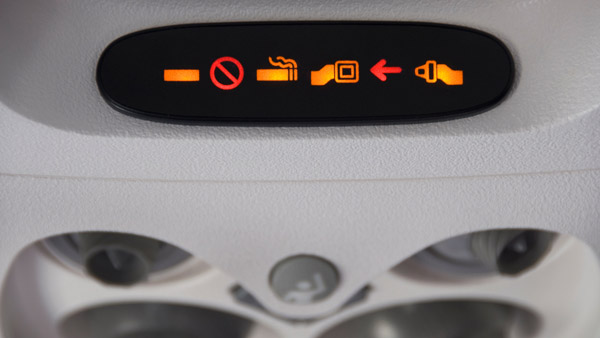 விமானங்களில் புகை பிடிப்பது தடை செய்யப்பட்டுள்ளது... ஆனாலும் ஆஸ்ட்ரே இருக்கும்... எதற்காக தெரியுமா?