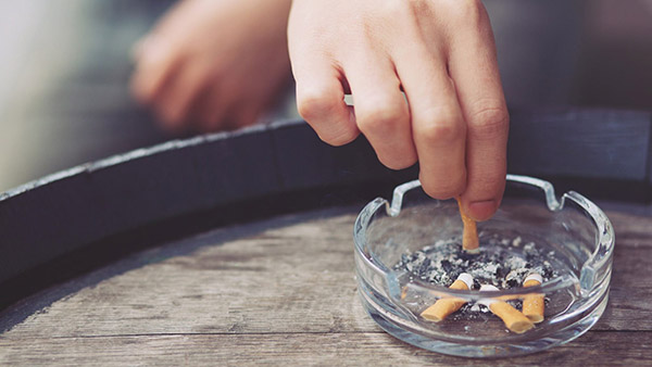 விமானங்களில் புகை பிடிப்பது தடை செய்யப்பட்டுள்ளது... ஆனாலும் ஆஸ்ட்ரே இருக்கும்... எதற்காக தெரியுமா?