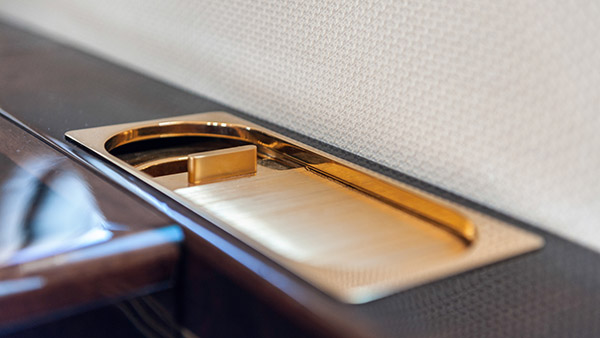 விமானங்களில் புகை பிடிப்பது தடை செய்யப்பட்டுள்ளது... ஆனாலும் ஆஸ்ட்ரே இருக்கும்... எதற்காக தெரியுமா?