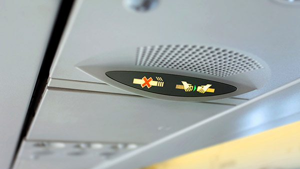 விமானங்களில் புகை பிடிப்பது தடை செய்யப்பட்டுள்ளது... ஆனாலும் ஆஸ்ட்ரே இருக்கும்... எதற்காக தெரியுமா?