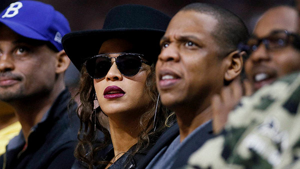 உலகின் விலையுயர்ந்த காரை வாங்கிய பாடகர் ஜோடி... ரூ. 200 கோடி செலவில் காரை வாங்கியதற்கு காரணம் என்ன தெரியுமா?