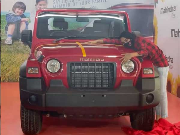 பென்ஸ் காரை வாங்கிய சில நாட்களிலேயே தார் காரை வாங்கிய நடிகை... ரொம்ப காத்திருந்து வாங்கியிருக்காங்க!