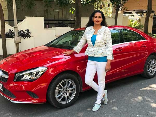 பென்ஸ் காரை வாங்கிய சில நாட்களிலேயே தார் காரை வாங்கிய நடிகை... ரொம்ப காத்திருந்து வாங்கியிருக்காங்க!