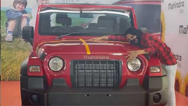 பென்ஸ் காரை வாங்கிய சில நாட்களிலேயே தார் காரை வாங்கிய நடிகை... ரொம்ப காத்திருந்து வாங்கியிருக்காங்க!