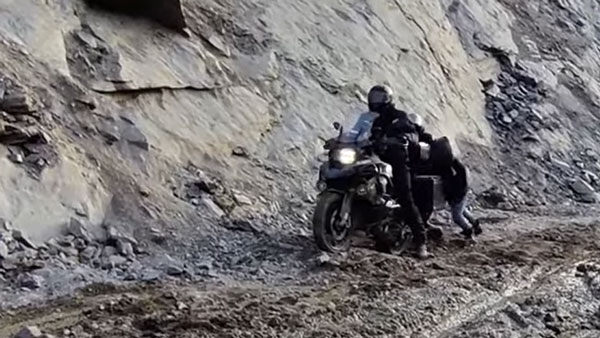 மலை உச்சியில் சேற்றில் சிக்கிக்கொண்ட விலையுயர்ந்த பிஎம்டபிள்யூ பைக்!! போகவே கூடாத பகுதி! மலை உச்சியில் சேற்றில் சிக்கிக்கொண்ட விலையுயர்ந்த பிஎம்டபிள்யூ பைக்!! போகவே கூடாத பகுதி!