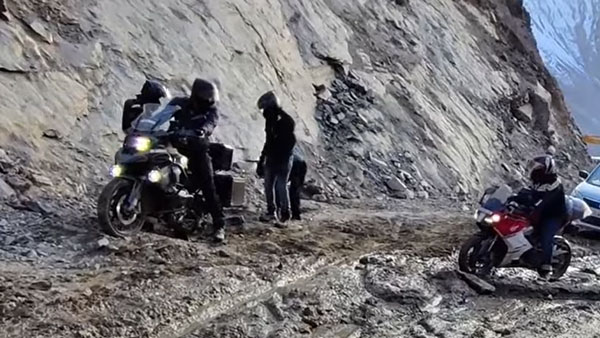 மலை உச்சியில் சேற்றில் சிக்கிக்கொண்ட விலையுயர்ந்த பிஎம்டபிள்யூ பைக்!! போகவே கூடாத பகுதி! மலை உச்சியில் சேற்றில் சிக்கிக்கொண்ட விலையுயர்ந்த பிஎம்டபிள்யூ பைக்!! போகவே கூடாத பகுதி!