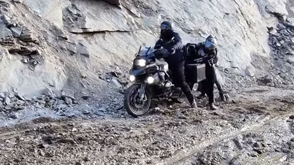 மலை உச்சியில் சேற்றில் சிக்கிக்கொண்ட விலையுயர்ந்த பிஎம்டபிள்யூ பைக்!! போகவே கூடாத பகுதி! மலை உச்சியில் சேற்றில் சிக்கிக்கொண்ட விலையுயர்ந்த பிஎம்டபிள்யூ பைக்!! போகவே கூடாத பகுதி!