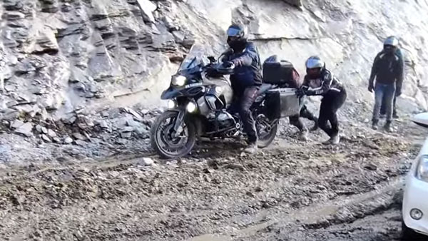 மலை உச்சியில் சேற்றில் சிக்கிக்கொண்ட விலையுயர்ந்த பிஎம்டபிள்யூ பைக்!! போகவே கூடாத பகுதி! மலை உச்சியில் சேற்றில் சிக்கிக்கொண்ட விலையுயர்ந்த பிஎம்டபிள்யூ பைக்!! போகவே கூடாத பகுதி!