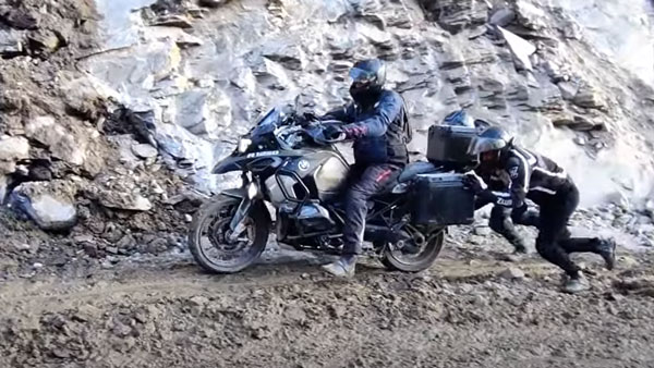 மலை உச்சியில் சேற்றில் சிக்கிக்கொண்ட விலையுயர்ந்த பிஎம்டபிள்யூ பைக்!! போகவே கூடாத பகுதி! மலை உச்சியில் சேற்றில் சிக்கிக்கொண்ட விலையுயர்ந்த பிஎம்டபிள்யூ பைக்!! போகவே கூடாத பகுதி!