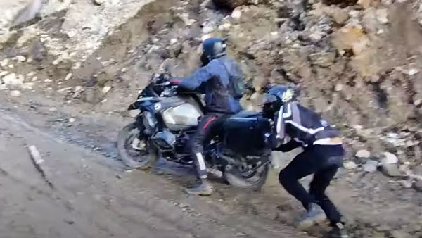 மலை உச்சியில் சேற்றில் சிக்கிக்கொண்ட விலையுயர்ந்த பிஎம்டபிள்யூ பைக்!! போகவே கூடாத பகுதி! மலை உச்சியில் சேற்றில் சிக்கிக்கொண்ட விலையுயர்ந்த பிஎம்டபிள்யூ பைக்!! போகவே கூடாத பகுதி!