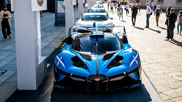 இத்தாலி, மிலான் நகர சாலைகளில் உலாவந்த இரு லக்சரி புகாட்டி கார்கள்!! ரசிகர்கள் செம்ம குஷி...!