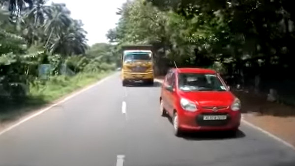 நல்லா போய்டு இருந்த காரை முட்டி இழுத்து சென்ற லாரி... இந்த வீடியோவ பாத்தீங்க லாரிக்கு முன்னால போகவே பயப்படுவீங்க!