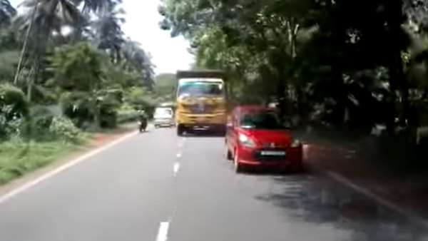 நல்லா போய்டு இருந்த காரை முட்டி இழுத்து சென்ற லாரி... இந்த வீடியோவ பாத்தீங்க லாரிக்கு முன்னால போகவே பயப்படுவீங்க!