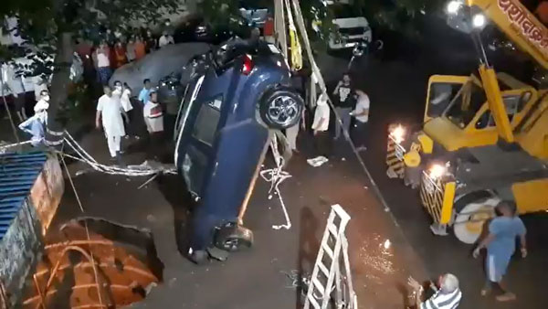 பள்ளத்தில் மூழ்கிய கார் மீட்பு!! விபத்திற்கான காரணம் என்ன தெரியுமா? நிச்சயம் எதிர்பார்த்திருக்க மாட்டீர்கள்