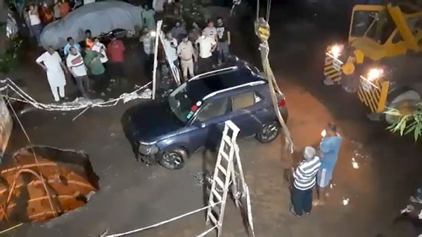 பள்ளத்தில் மூழ்கிய கார் மீட்பு!! விபத்திற்கான காரணம் என்ன தெரியுமா? நிச்சயம் எதிர்பார்த்திருக்க மாட்டீர்கள்