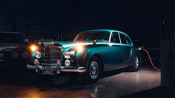 பிரபல மின்சார கார் உற்பத்தி நிறுவனத்தின் பெரும் பங்கை கையகப்படுத்திய முன்னாள் கால்பந்தாட்ட வீரர்... யார் அவர்னு தெரியுமா?