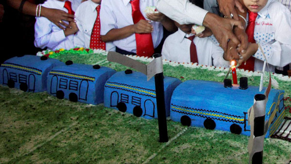 இந்தியாவின் முதல் சூப்பர் ஃபாஸ்ட் ரயிலின் பிறந்தநாளை கேக் வெட்டி கொண்டாடிய பயணிகள்... இதோட வயசு எவ்ளோ தெரிஞ்சா ஆச்சரியப்படுவீங்க!!