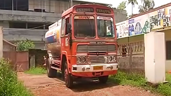 டேங்கர் லாரி ஓட்ட லைசன்ஸ் வைத்திருக்கும் 24 வயது பெண்!! தடுத்து நிறுத்தி பல்ப் வாங்கிய வாகன துறை அதிகாரிகள்