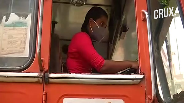 டேங்கர் லாரி ஓட்ட லைசன்ஸ் வைத்திருக்கும் 24 வயது பெண்!! தடுத்து நிறுத்தி பல்ப் வாங்கிய வாகன துறை அதிகாரிகள்