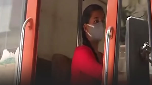 டேங்கர் லாரி ஓட்ட லைசன்ஸ் வைத்திருக்கும் 24 வயது பெண்!! தடுத்து நிறுத்தி பல்ப் வாங்கிய வாகன துறை அதிகாரிகள்