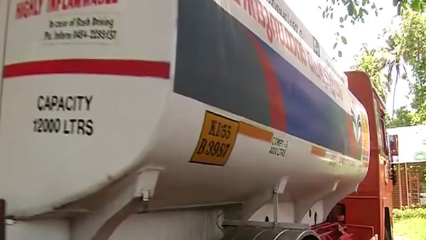 டேங்கர் லாரி ஓட்ட லைசன்ஸ் வைத்திருக்கும் 24 வயது பெண்!! தடுத்து நிறுத்தி பல்ப் வாங்கிய வாகன துறை அதிகாரிகள்