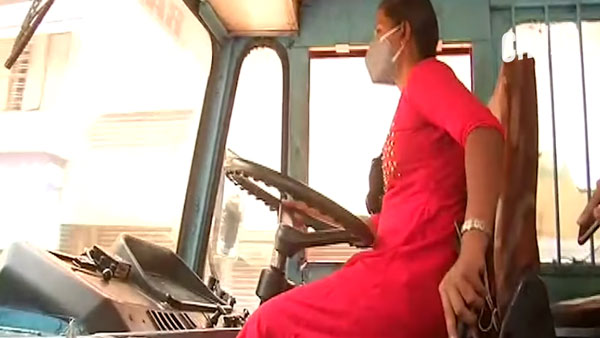 டேங்கர் லாரி ஓட்ட லைசன்ஸ் வைத்திருக்கும் 24 வயது பெண்!! தடுத்து நிறுத்தி பல்ப் வாங்கிய வாகன துறை அதிகாரிகள்