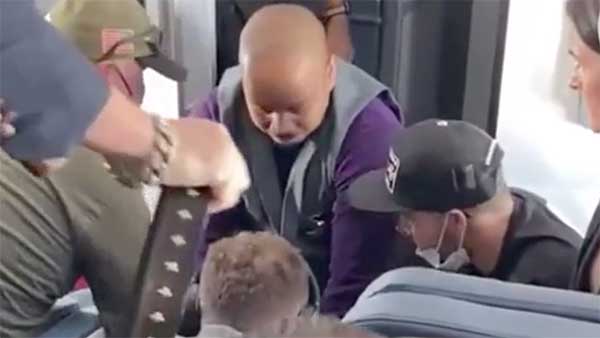 கழிவறைக்கு செல்வதாக நினைத்த சக பயணிகள்... நடுவானில் பயணி செய்த அதிர்ச்சிகர காரியம்!! 