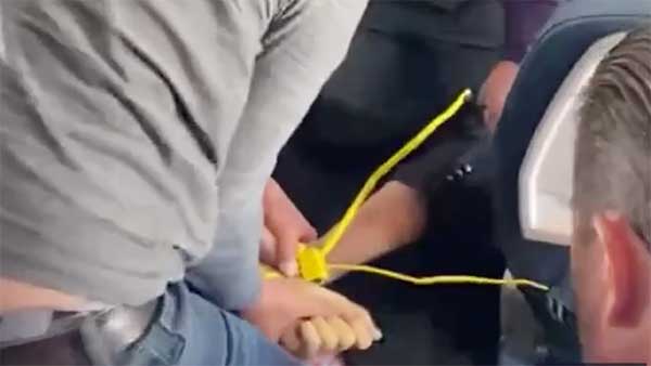 கழிவறைக்கு செல்வதாக நினைத்த சக பயணிகள்... நடுவானில் பயணி செய்த அதிர்ச்சிகர காரியம்!! 