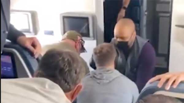 கழிவறைக்கு செல்வதாக நினைத்த சக பயணிகள்... நடுவானில் பயணி செய்த அதிர்ச்சிகர காரியம்!! 