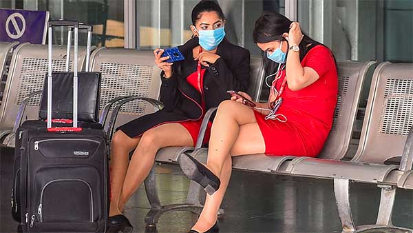 விமானத்தில் ஏறும் வரை இருக்கும்... அதற்கு பின் இருக்காது... விமான பணிப்பெண்களின் ஹீல்ஸ் மாயமாகும் மர்மம்