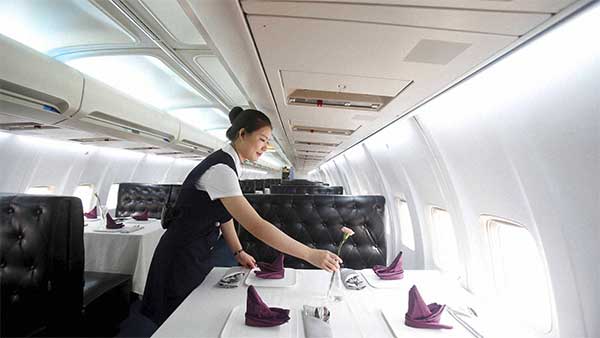 விமானத்தில் ஏறும் வரை இருக்கும்... அதற்கு பின் இருக்காது... விமான பணிப்பெண்களின் ஹீல்ஸ் மாயமாகும் மர்மம்