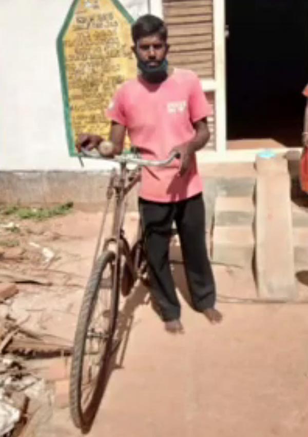 உலக பெற்றோர்கள் தினத்தில் அரங்கேறிய நெகிழ்ச்சியான சம்பவம்... மகனுக்காக சைக்கிளில் 300கிமீ பயணம்...