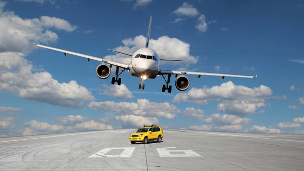 ஃபாலோ மீ கார்கள்! விமான நிலையங்களில் பயன்படுத்தப்படும் இந்த கார் பற்றி உங்களில் எத்தனை பேருக்கு தெரியும்!