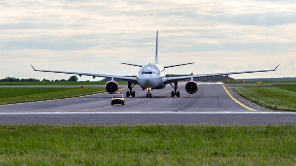 ஃபாலோ மீ கார்கள்! விமான நிலையங்களில் பயன்படுத்தப்படும் இந்த கார் பற்றி உங்களில் எத்தனை பேருக்கு தெரியும்!