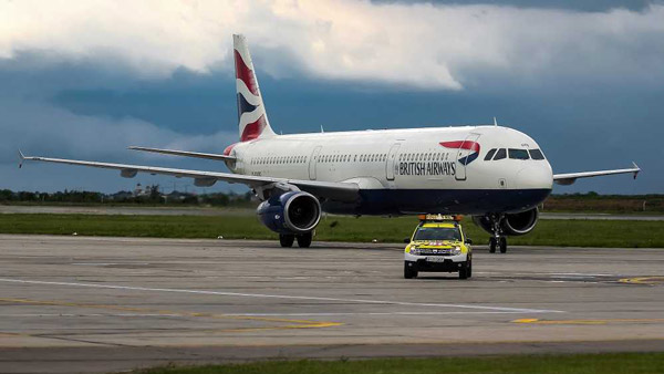 ஃபாலோ மீ கார்கள்! விமான நிலையங்களில் பயன்படுத்தப்படும் இந்த கார் பற்றி உங்களில் எத்தனை பேருக்கு தெரியும்!