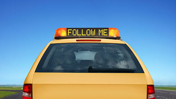 ஃபாலோ மீ கார்கள்! விமான நிலையங்களில் பயன்படுத்தப்படும் இந்த கார் பற்றி உங்களில் எத்தனை பேருக்கு தெரியும்!