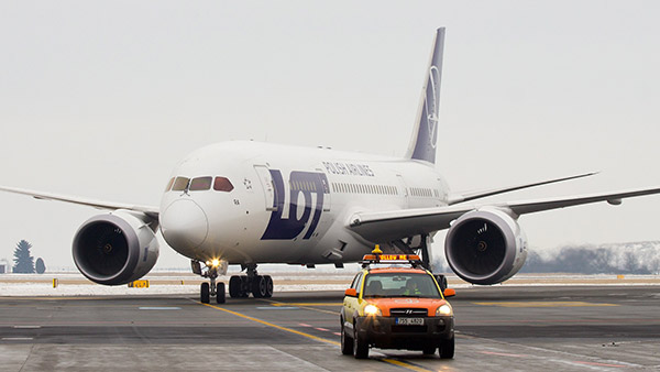 ஃபாலோ மீ கார்கள்! விமான நிலையங்களில் பயன்படுத்தப்படும் இந்த கார் பற்றி உங்களில் எத்தனை பேருக்கு தெரியும்!