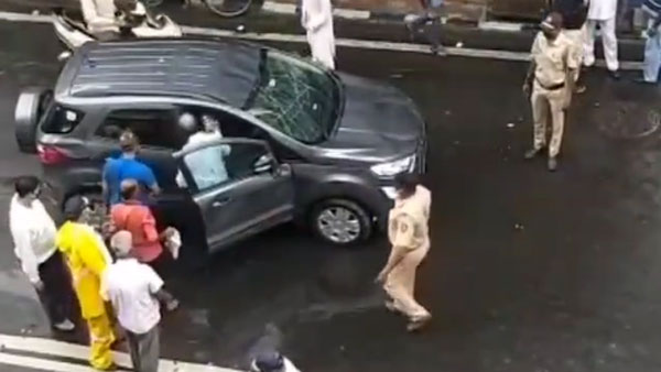 அவ்வளவு பரபரப்பான சாலையில் எப்படி கார் கவிழ்ந்திருக்கும்? ஈக்கோஸ்போர்ட் இவ்வளவு இலகுவானதா? வைரல் வீடியோ!