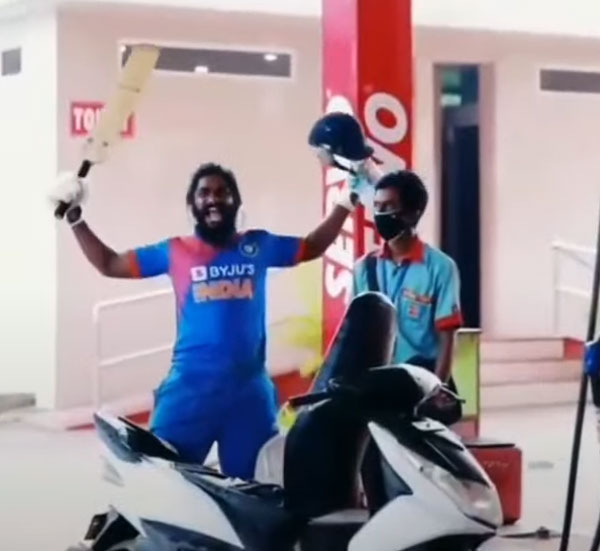 என்னதான் இருந்தாலும் இப்படி நக்கலடிக்க கூடாதுங்க! பெட்ரோல் பங்கில் கிரிக்கெட் விளையாடிய இளைஞர்! வைரல் வீடியோ!