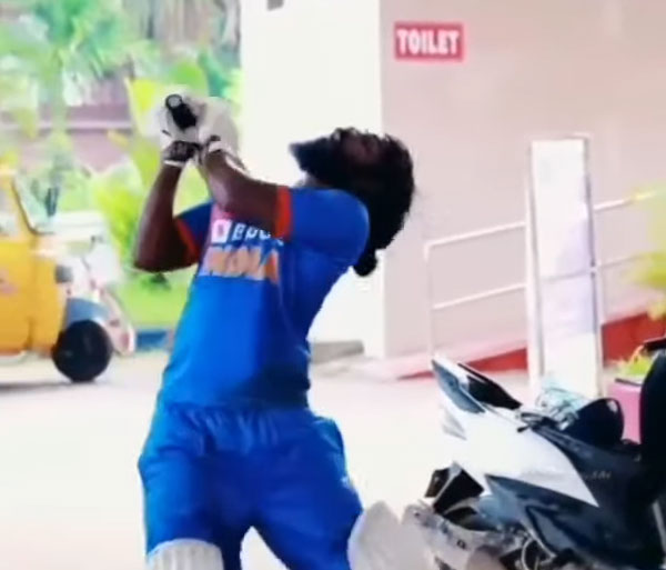 என்னதான் இருந்தாலும் இப்படி நக்கலடிக்க கூடாதுங்க! பெட்ரோல் பங்கில் கிரிக்கெட் விளையாடிய இளைஞர்! வைரல் வீடியோ!