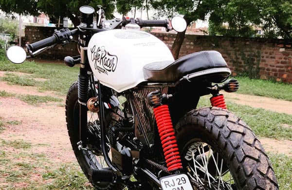 ஹீரோ ஸ்பிளெண்டர் பைக்கை இப்படி கூட மாற்றலாமா? நெட்டிசன்களின் கவனத்தை பெற்ற மாடிஃபை பைக்...!