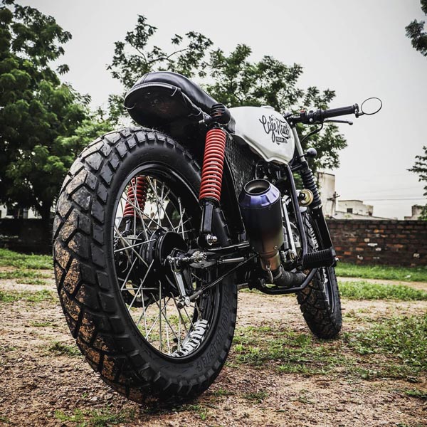 ஹீரோ ஸ்பிளெண்டர் பைக்கை இப்படி கூட மாற்றலாமா? நெட்டிசன்களின் கவனத்தை பெற்ற மாடிஃபை பைக்...!