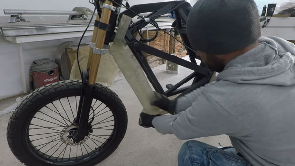 மணிக்கு 150கிமீ வேகத்தில் இயங்கும் எலக்ட்ரிக் பைக்கை நீங்களே உருவாக்கலாம்- எப்படினு தெரியனுமா?. வீடியோ!!