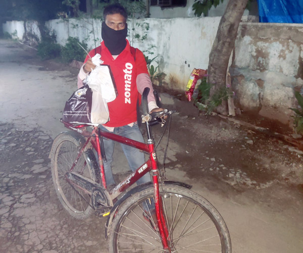 சோமாடோ டெலிவிரி மேனுக்கு அடித்த ‘பம்பர்’ பரிசு!! இப்படி நடக்கும்னு அவர் சத்தியமா நெனைச்சு பாத்திருக்க மாட்டார்