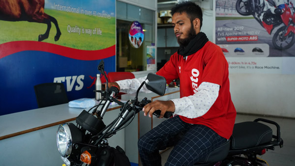 சோமாடோ டெலிவிரி மேனுக்கு அடித்த ‘பம்பர்’ பரிசு!! இப்படி நடக்கும்னு அவர் சத்தியமா நெனைச்சு பாத்திருக்க மாட்டார்