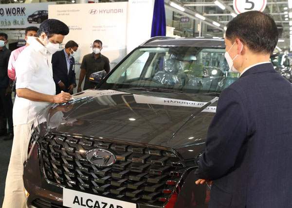 இந்தியாவில் கார்கள் தயாரிப்பில் 1 கோடியை எட்டியது ஹூண்டாய்!! 1 கோடியாவது காரில் முதல்வர் கையொப்பம்!