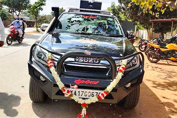போலீஸார்களே இப்படி செய்யலாமா? இசுஸு வாகனத்தை வாங்கி, சர்ச்சையில் சிக்கிய கர்நாடக போலீஸார்!!